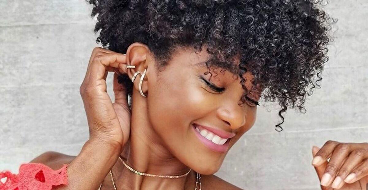 Erika Januza surge deslumbrante na Ilha da Gigoia, no Rio de Janeiro