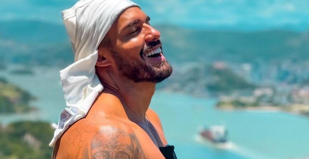 Bil Araújo arranca suspiros ao posar para clique em praia no Espírito Santo