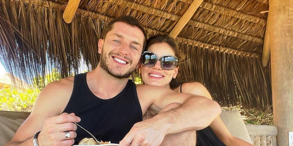 Em Pipa, Camila Queiroz abre álbum de fotos de férias paradísiacas com Klebber Toledo