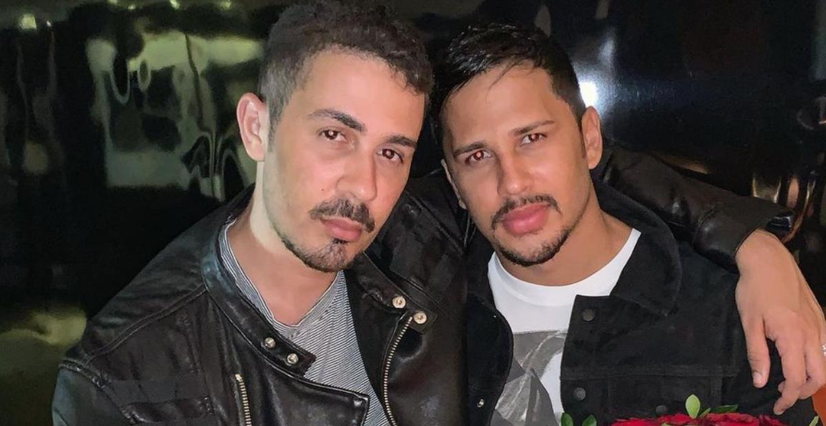 Após viagem por Trancoso, Carlinhos Maia retorna para casa de jatinho com o marido
