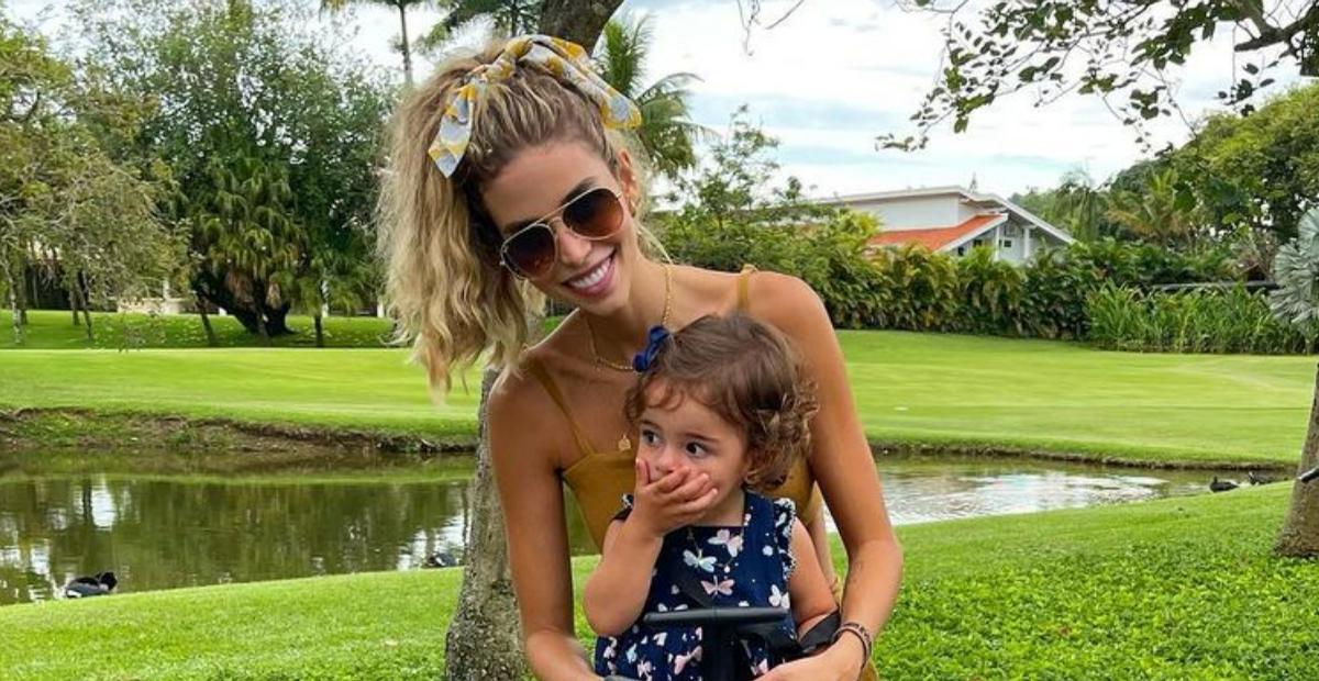 Carol Dias posta clique encantador da filha, Esther e se derrete: ”Minha flor!”