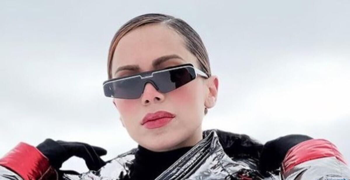 Com look prateado e óculos de sol, Anitta esbanja beleza e estilo em sua viagem à Aspen:”Belíssima”
