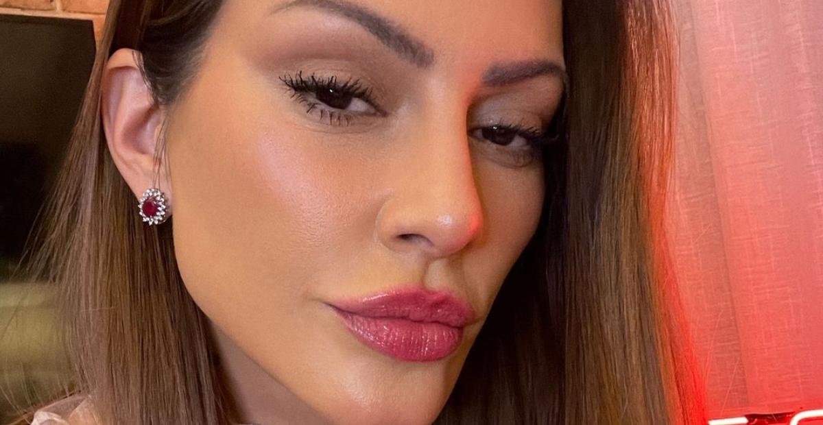 Com vestidinho de veludo, Cleo sensualiza e exibe pernões torneados: ”Maravilhosa”