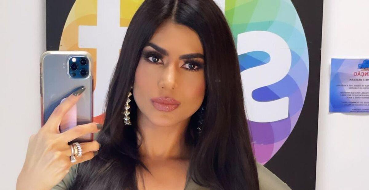 De biquíni, Flávia Noronha ostenta corpaço em selfies na rede