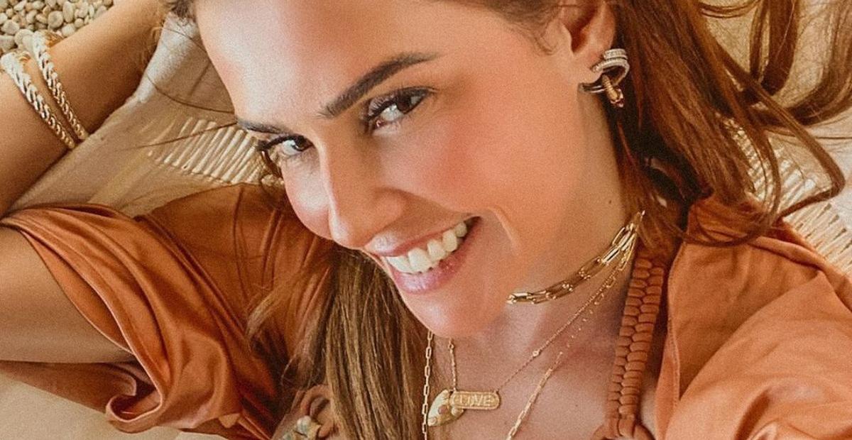 De camisa amarrada e shortinho, Deborah Secco mostra rebolado ao som de ‘Malvadão 3’
