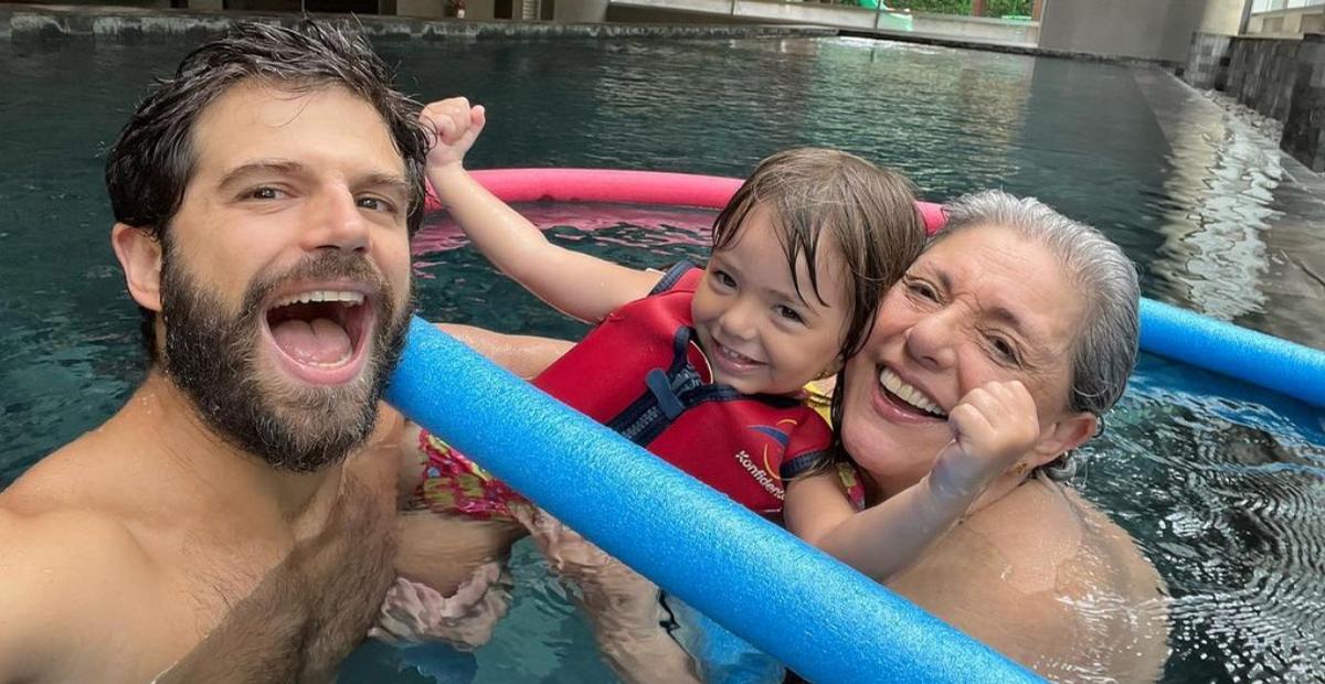 Duda Nagle se diverte na piscina na companhia de Zoe e Leda: ”Farra”
