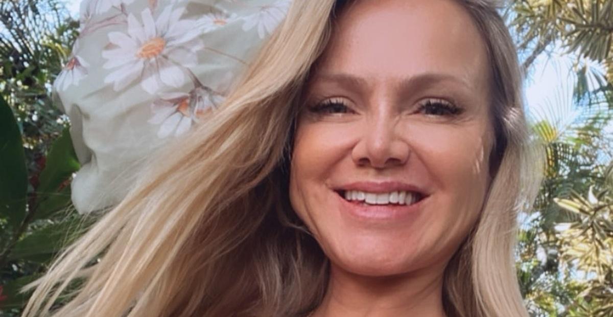 De maiô, apresentadora Eliana ostenta abdômen trincado: ”Olha o corpo da gata”