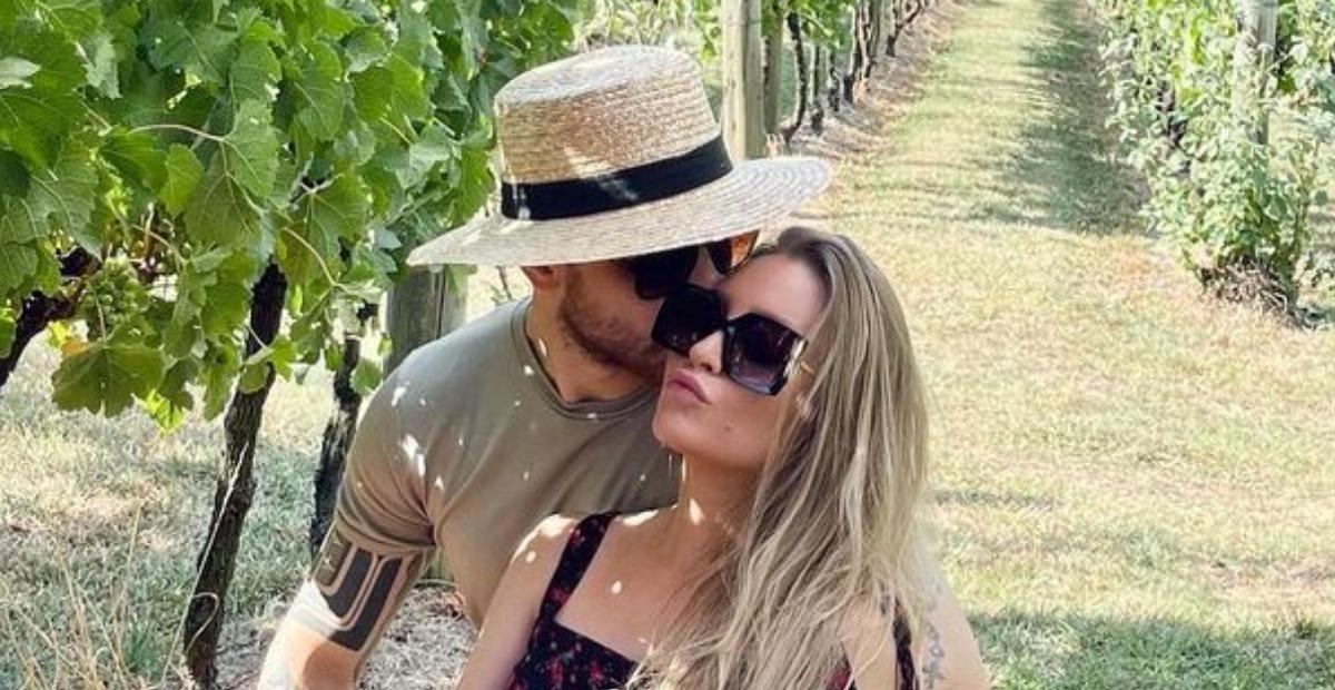 Após assumir namoro, Carla Diaz surge de roupão com o vereador Felipe Becari: ”Expectativa fofa”
