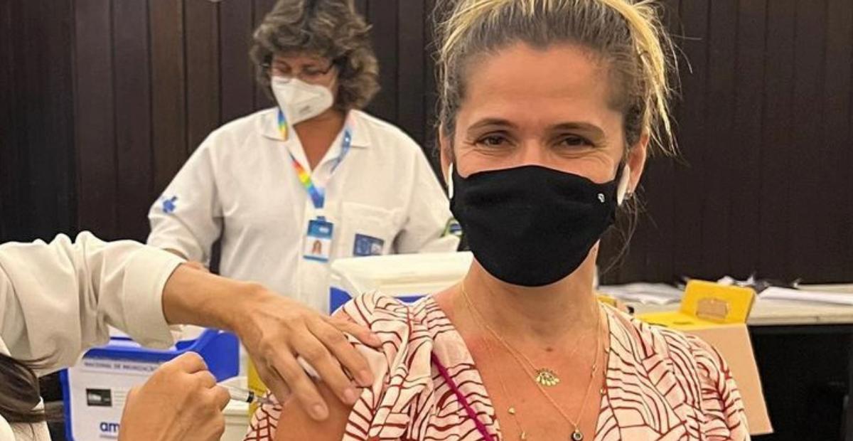 Ingrid Guimarães se imuniza com dose de reforço da vacina contra covid-19: ”Feliz por isso”