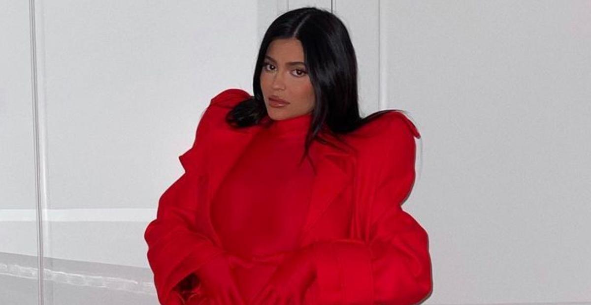 Kylie Jenner exibe barrigão da segunda gravidez e encanta fãs