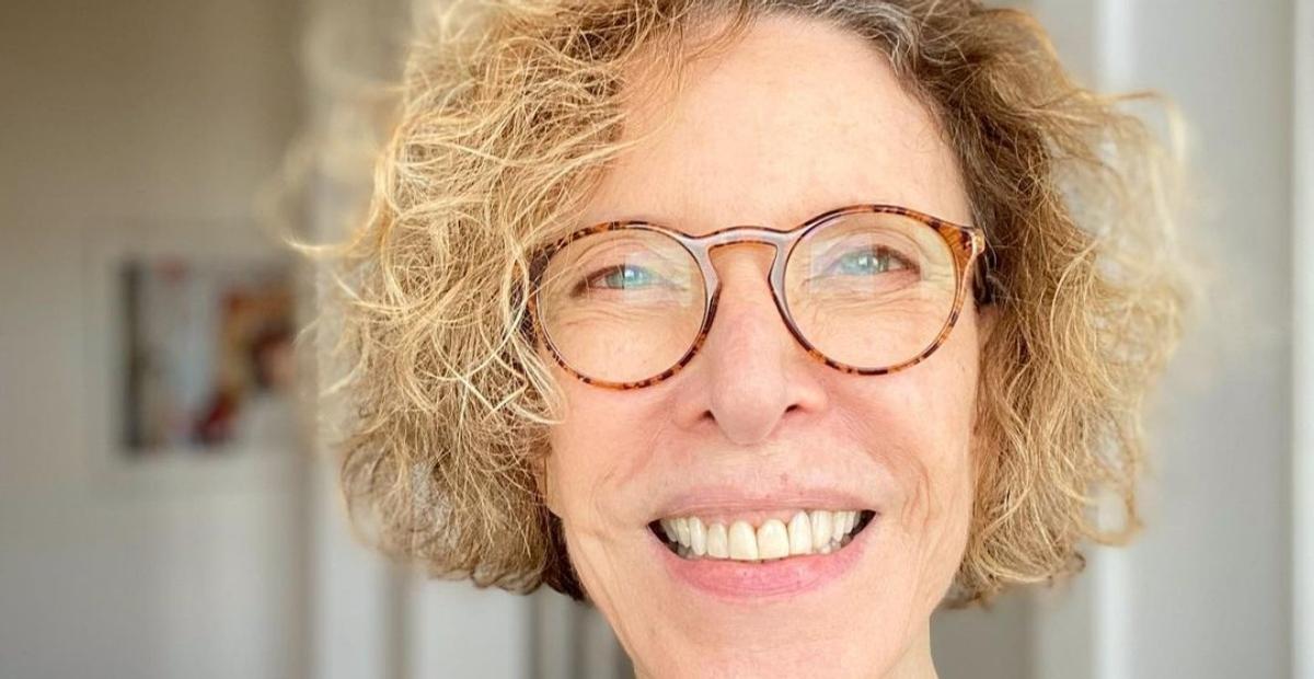 Marília Gabriela assume os fios brancos: ”2022 vai conviver comigo grisalha”