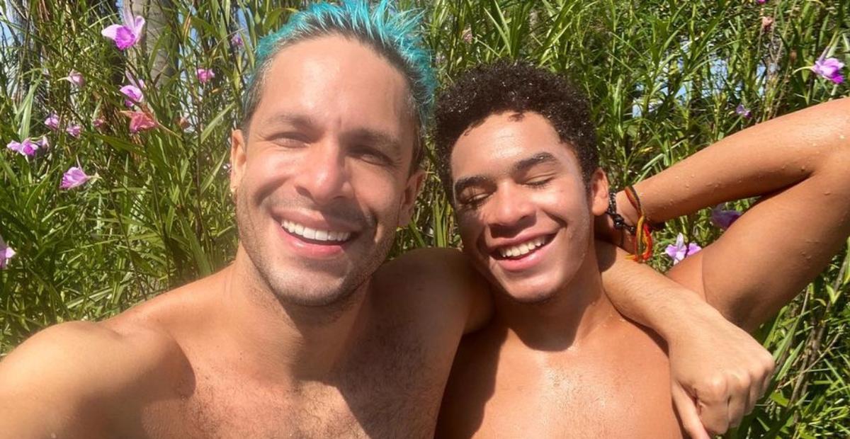 Rainer Cadete dá aula de violão para o filho e deixa homenagem: ”Com você compartilho o amor”