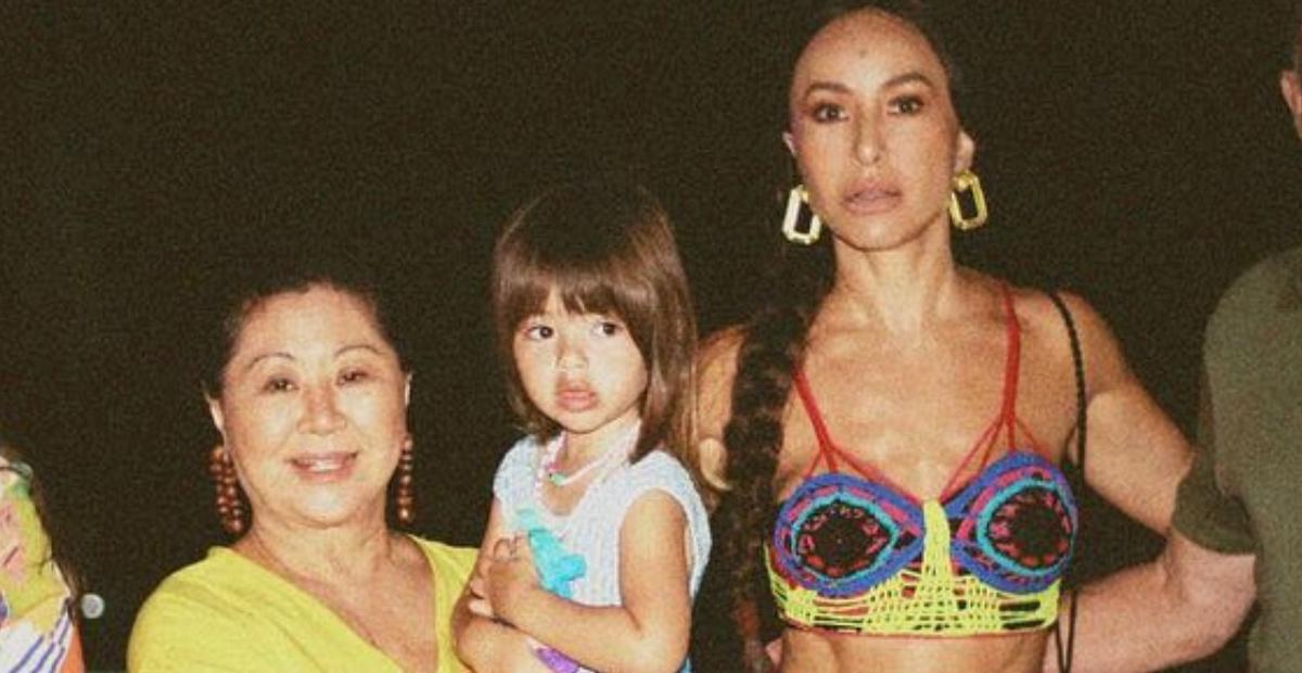 Em vídeo, Sabrina Sato e Zoe aparecem se divertindo muito ao enterrarem Dona Kika na areia