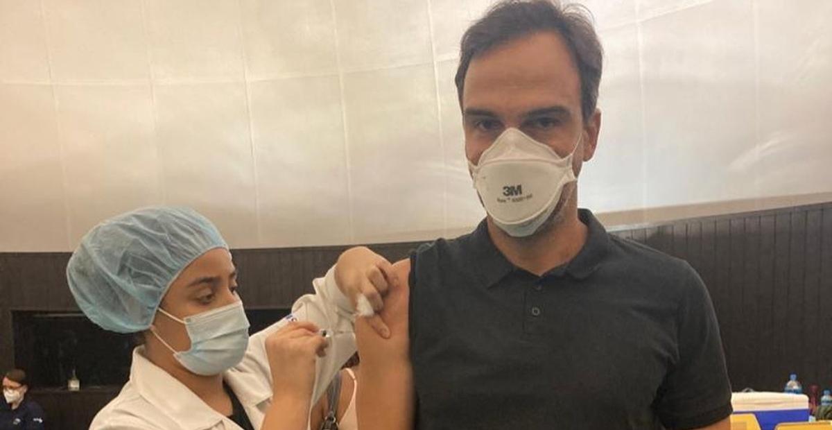 Tadeu Schmidt toma 3ª dose da vacina contra a covid-19 e alfineta o tenista Novak Djokovic