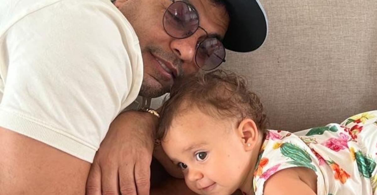 Zezé Di Camargo surge coladinho com a neta caçula, Julia: ”Coisa linda!”