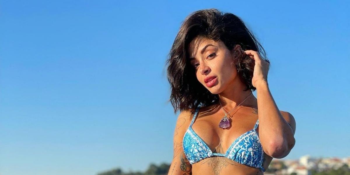 Aline Campos impressiona ao exibir abdômen trincado em biquíni cavadíssimo: ”Presente perfeito”
