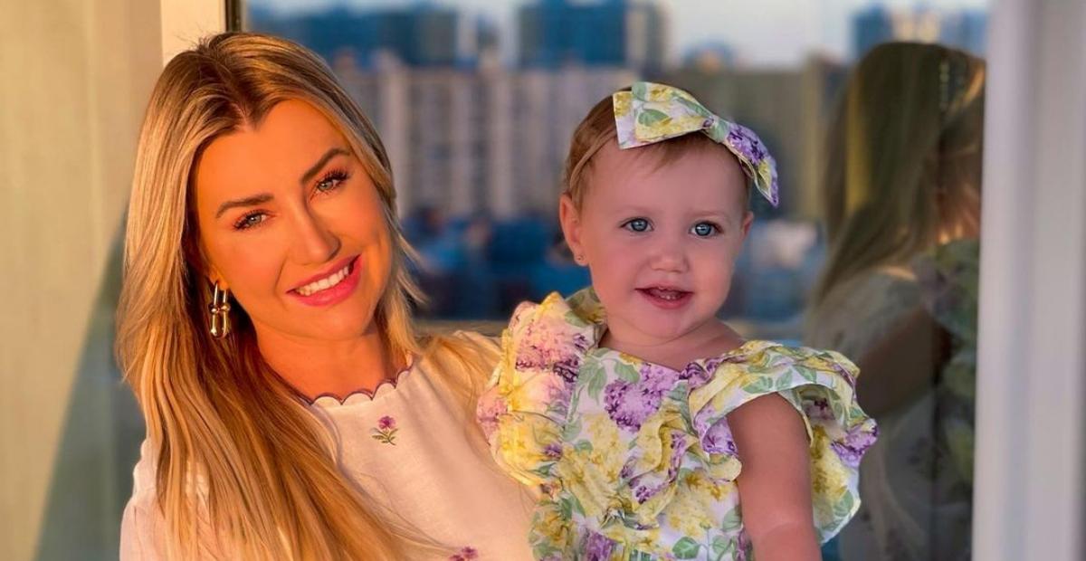 Ana Paula Siebert encanta ao exibir a filha curtindo parques da Disney: ”Que lindeza!”