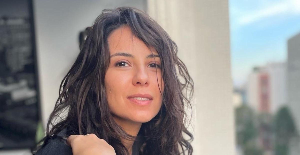 Andréia Horta surge toda natural em clique na praia e fãs exaltam beleza da atriz: ”Que mulher!”