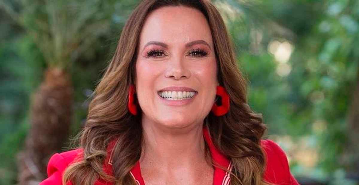 Aos 53 anos, Regina Volpato impressiona de biquíni em viagem de férias
