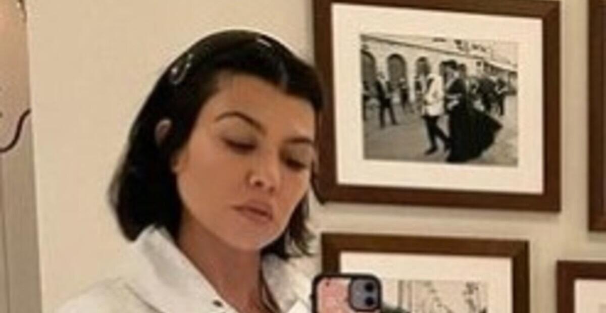 Após cliques com o noivo e a família, Kourtney Kardashian aparece linda em selfies descontraídas