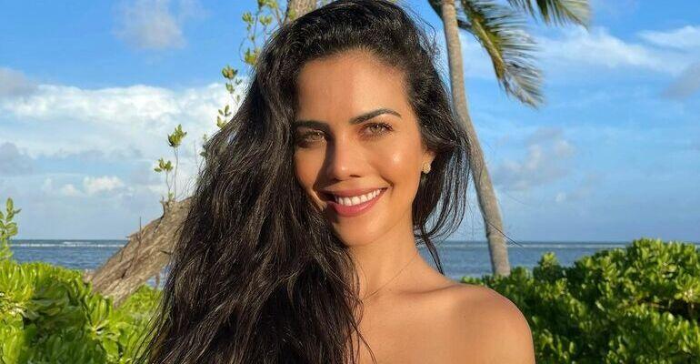 Em barco, Daniela Albuquerque esbanja beleza com look de praia estiloso