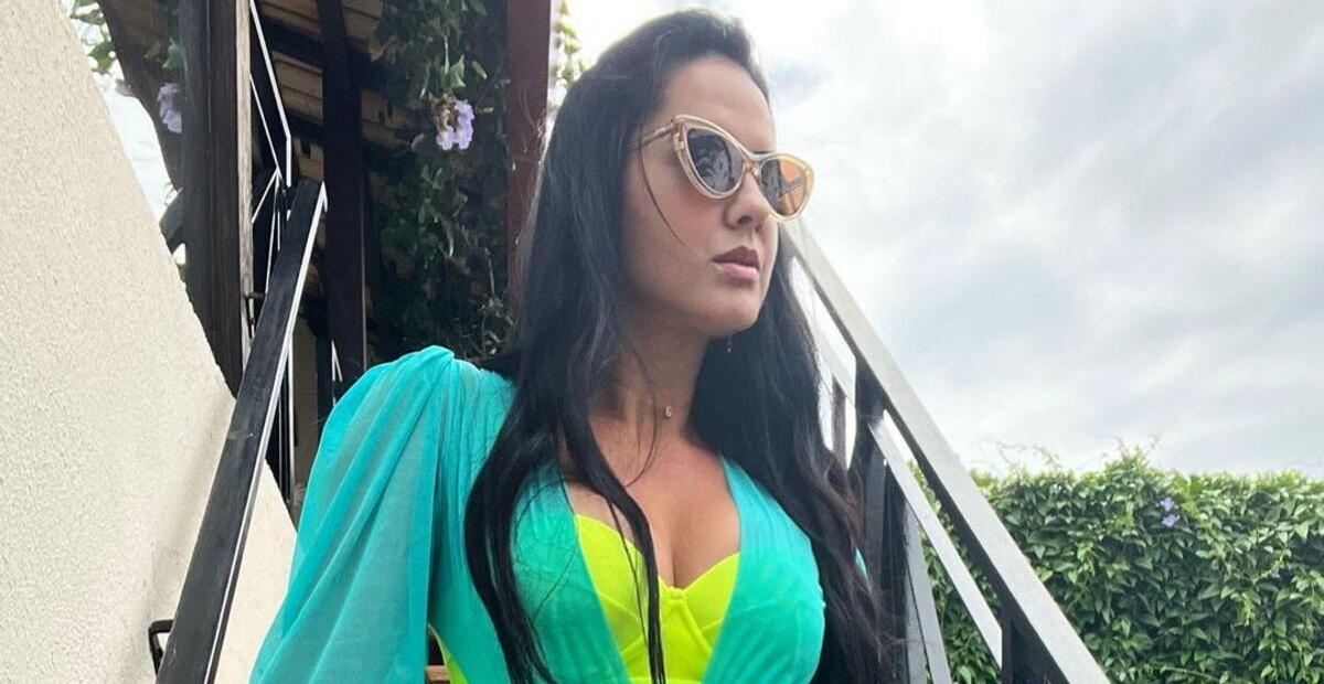 De look de praia vibrante, Graciele Lacerda exibe corpaço poderoso com estilo