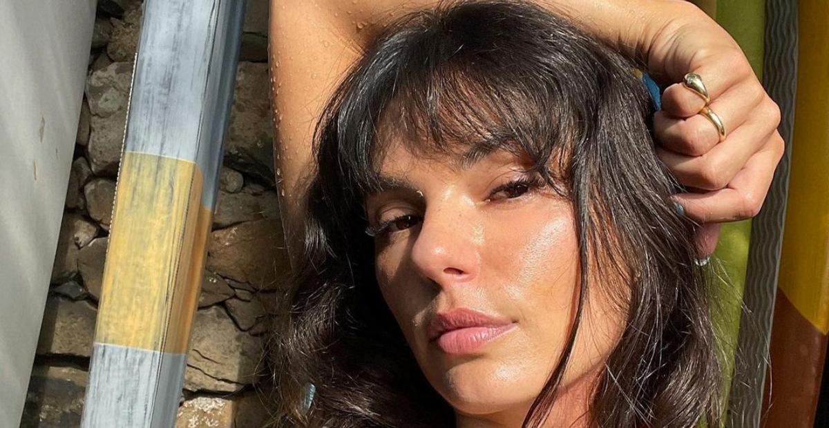 Isis Valverde arranca elogios ao surgir com vestido vermelho coladinho: ”Maravilhosa!”