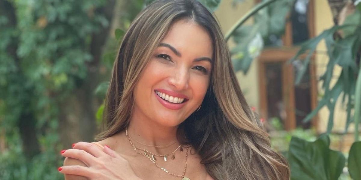 Deslumbrante, Patrícia Poeta arranca suspiros ao apostar em vestido branco com flores: ”Sextou”