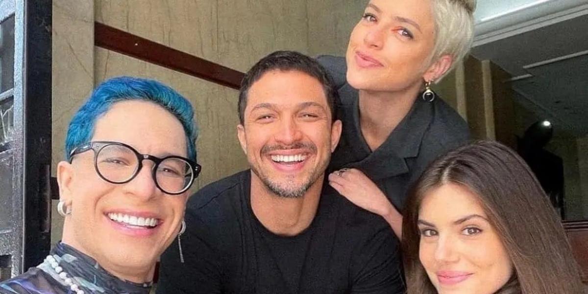 Rainer Cadete relembra clique raro com elenco nos bastidores de ‘Verdades Secretas 2’: ”Saudades”