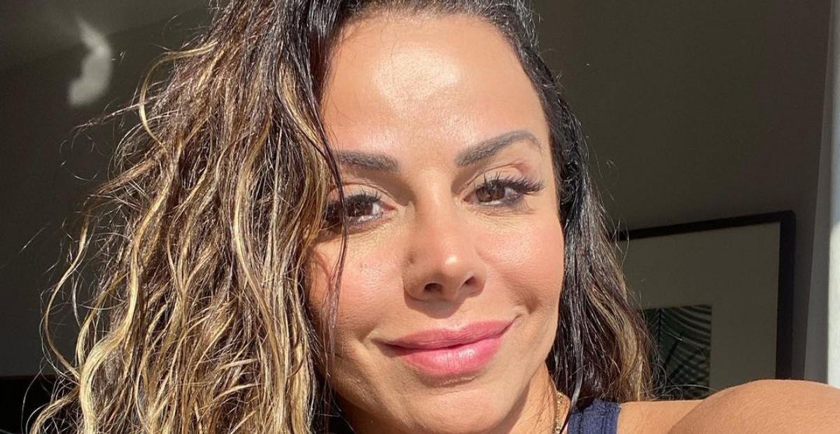 Viviane Araújo ousa e mostra corpaço com look mínimo de Carnaval