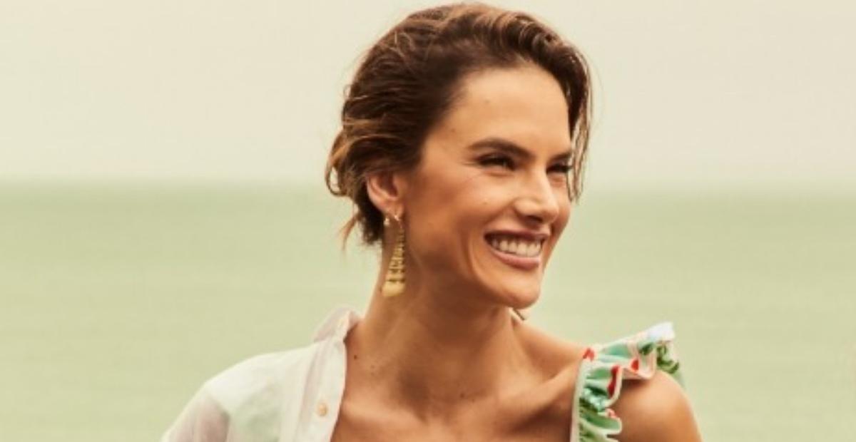 Alessandra Ambrósio exibe barriga chapada ao surgir de biquíni florido