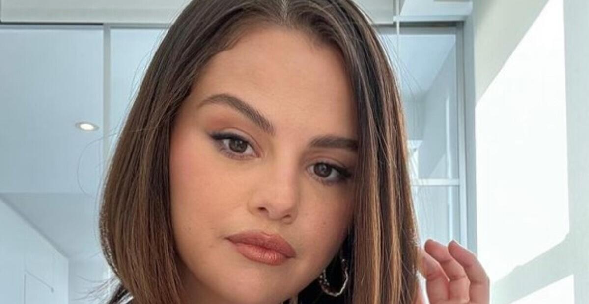 Com novo corte de cabelo e look decotado, Selena Gomez se prepara para lançamento de novo filme