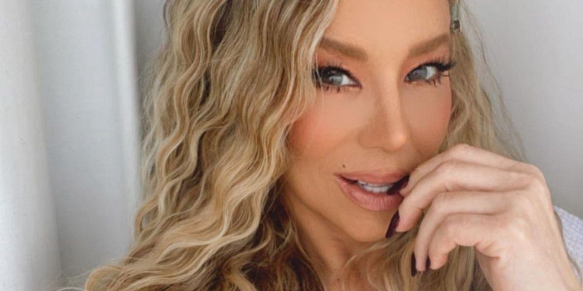 Belíssima, Danielle Winits posa de topless na varanda e surpreende a web