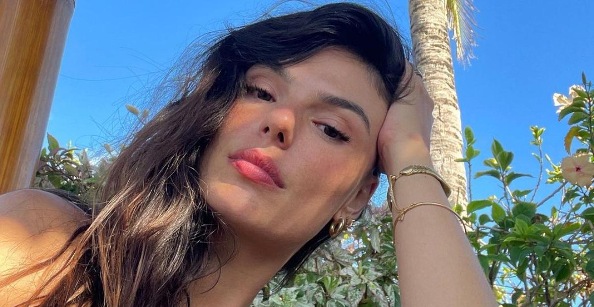 De biquíni, Isis Valverde exibe corpão e mostra flexibilidade ao praticar ioga na praia: ”Musa”
