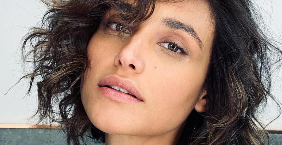 De biquíni, Débora Nascimento renova bronzeado em praia de Caraíva e web elogia: ”A mais linda”