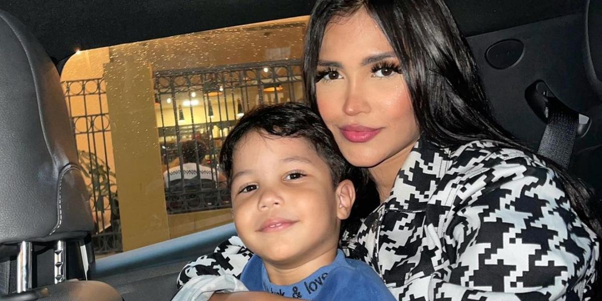 No carro, Flay se diverte ao tirar fotos com o filho, Bernardo, e web dispara: ”É a sua cara”