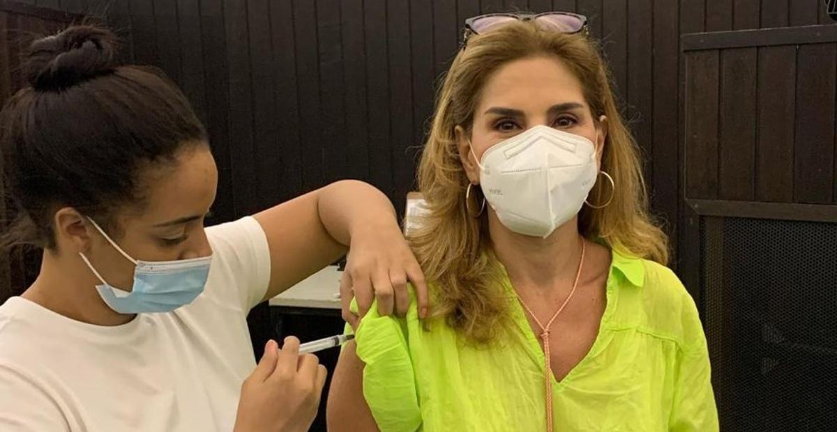 Helena Fernandes recebe terceira dose da vacina contra a covid-19