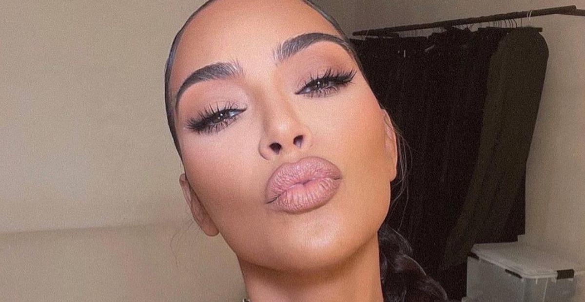 Kim Kardashian chama a atenção ao apostar em look decotadíssimo: ”Que mulher”