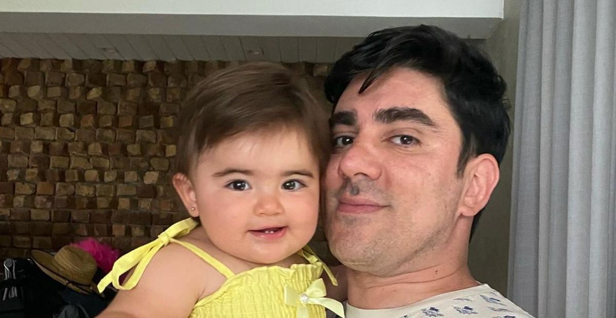 Marcelo Adnet encanta ao postar flagras fofos que fez da filha, Alice: ”É muito linda”