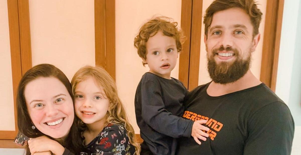Mari Bridi se diverte ao comparar filhos com Rafael Cardoso: ”Pari duas cópias”