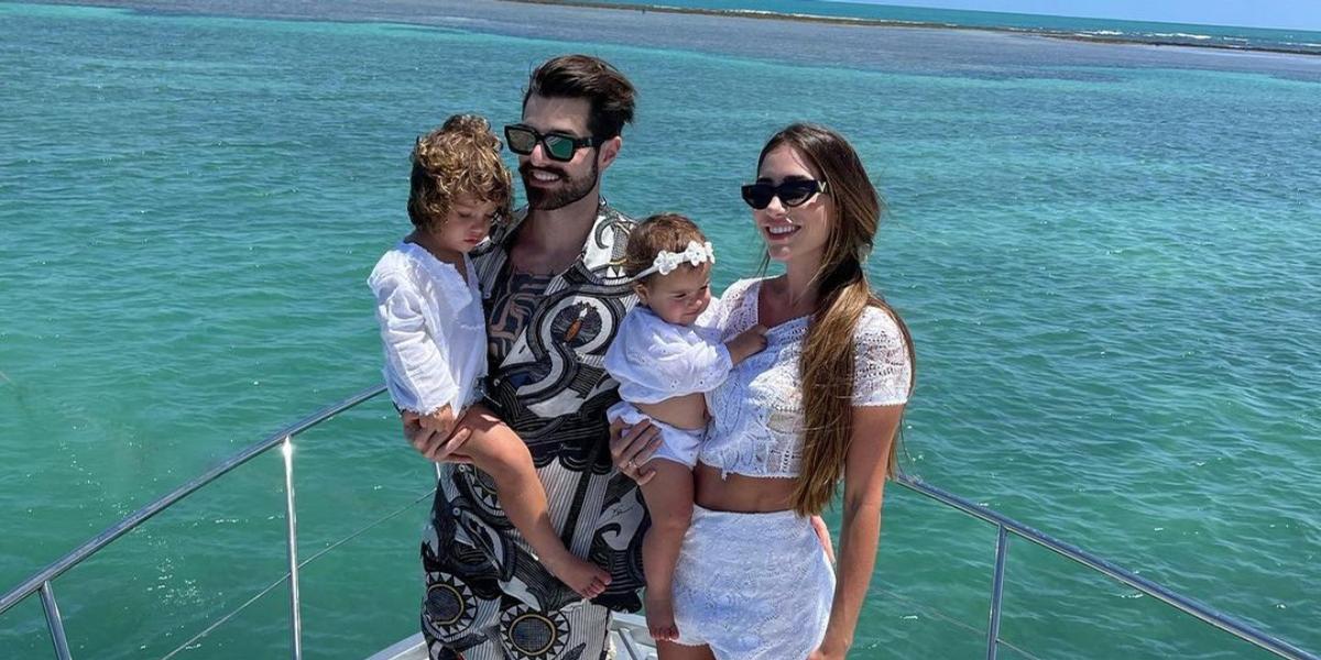 De férias, Romana Novais abre álbum de fotos em família e se declara: ”Amores da minha vida”