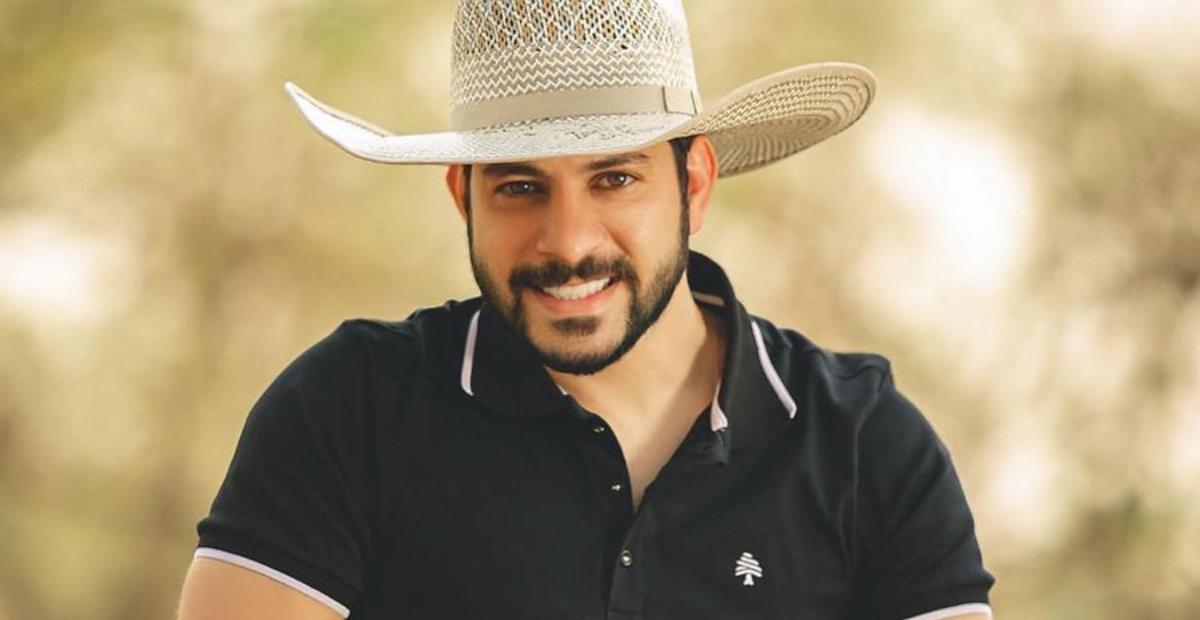 Sem camisa, ex-BBB Caio Afiune apresenta novo cavalo e web reage: ”Não sei qual é o mais lindo”