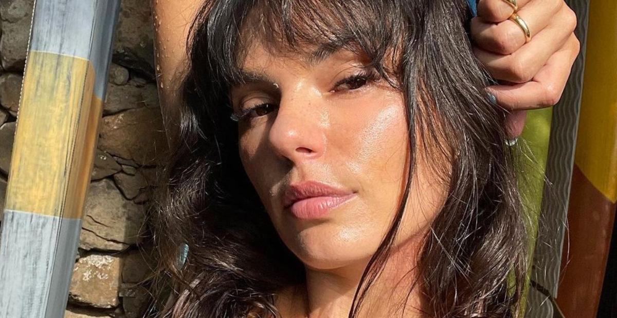 De biquíni, Isis Valverde sensualiza em praia de Noronha e ganha elogios da web: ”Deusa”