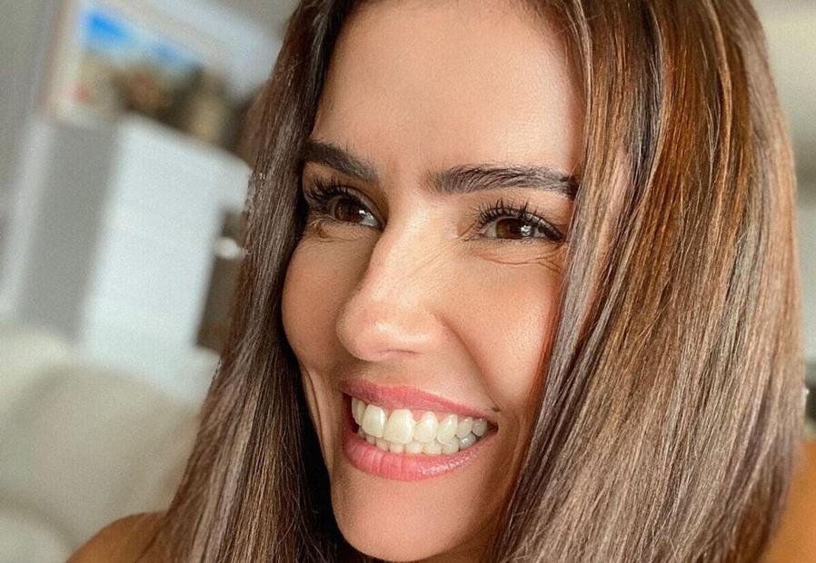 De biquíni, Deborah Secco exibe corpaço de frente e de costas: ”Gatona”