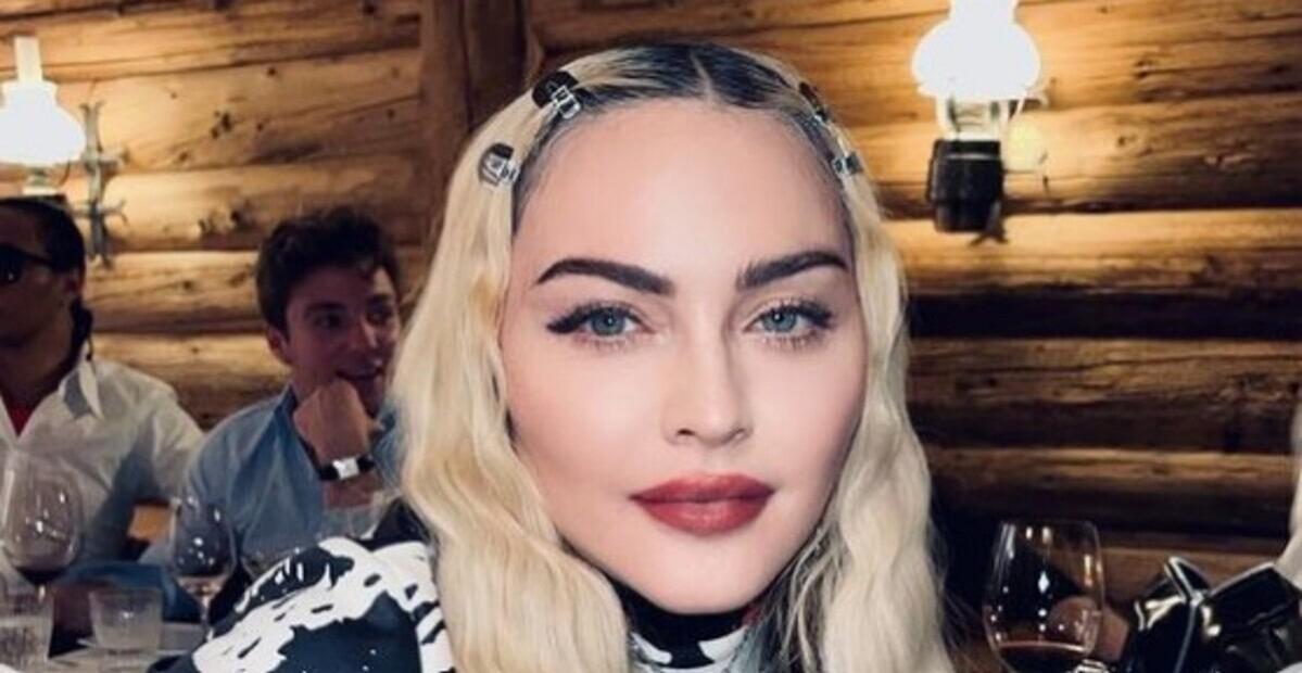 Depois de viagem para a Suíça, Madonna posta foto em família com seus seis filhos e o namorado