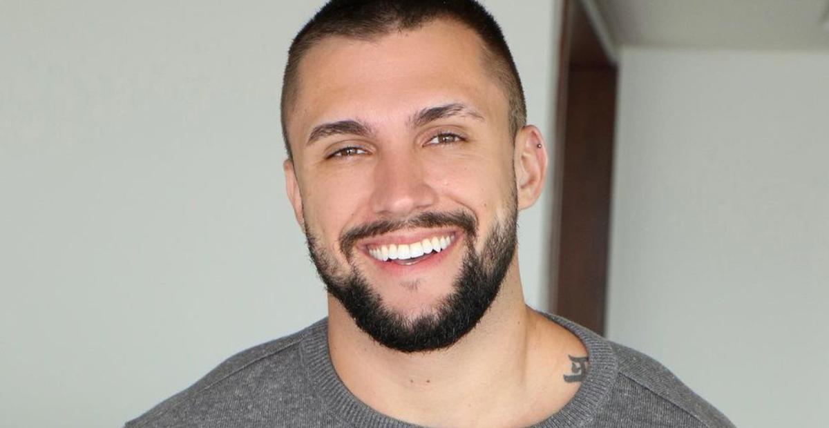 Ex-BBB Arthur Picoli aproveita noite de festa em São Miguel do Gostoso: ”A vida é curta demais”
