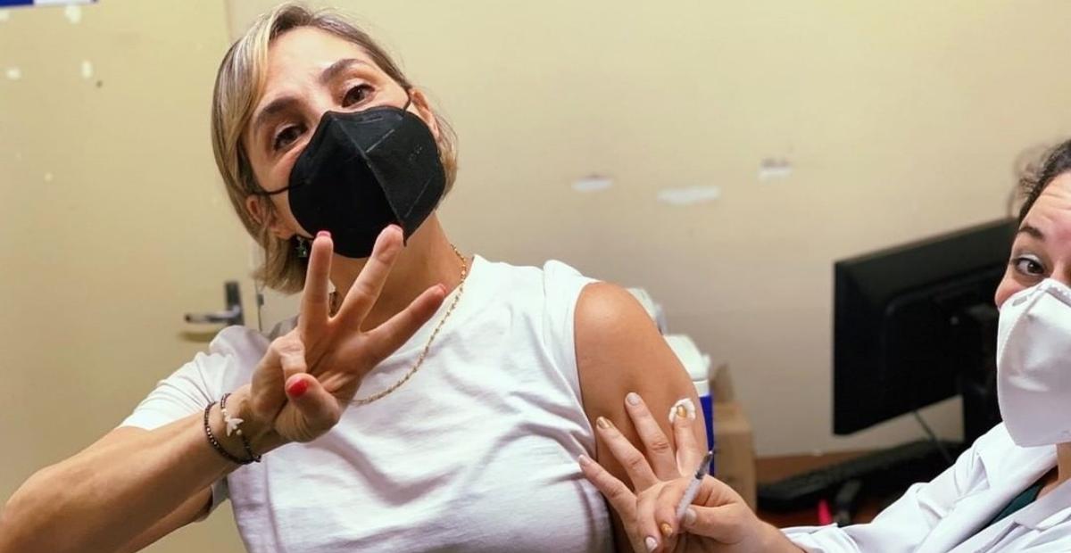 Heloisa Périssé toma dose de reforço da vacina contra a covid-19: ”Terceira dose check”
