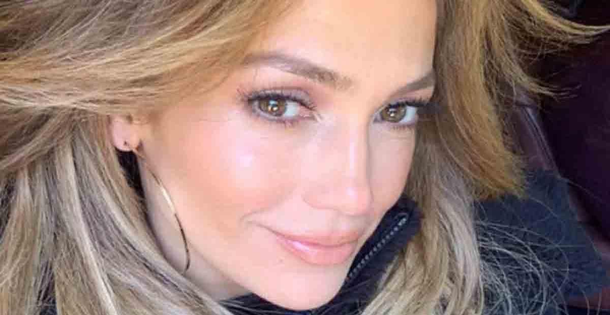 Aos 52 anos, Jennifer Lopez chama atenção de cara lavada e roupa de ginástica