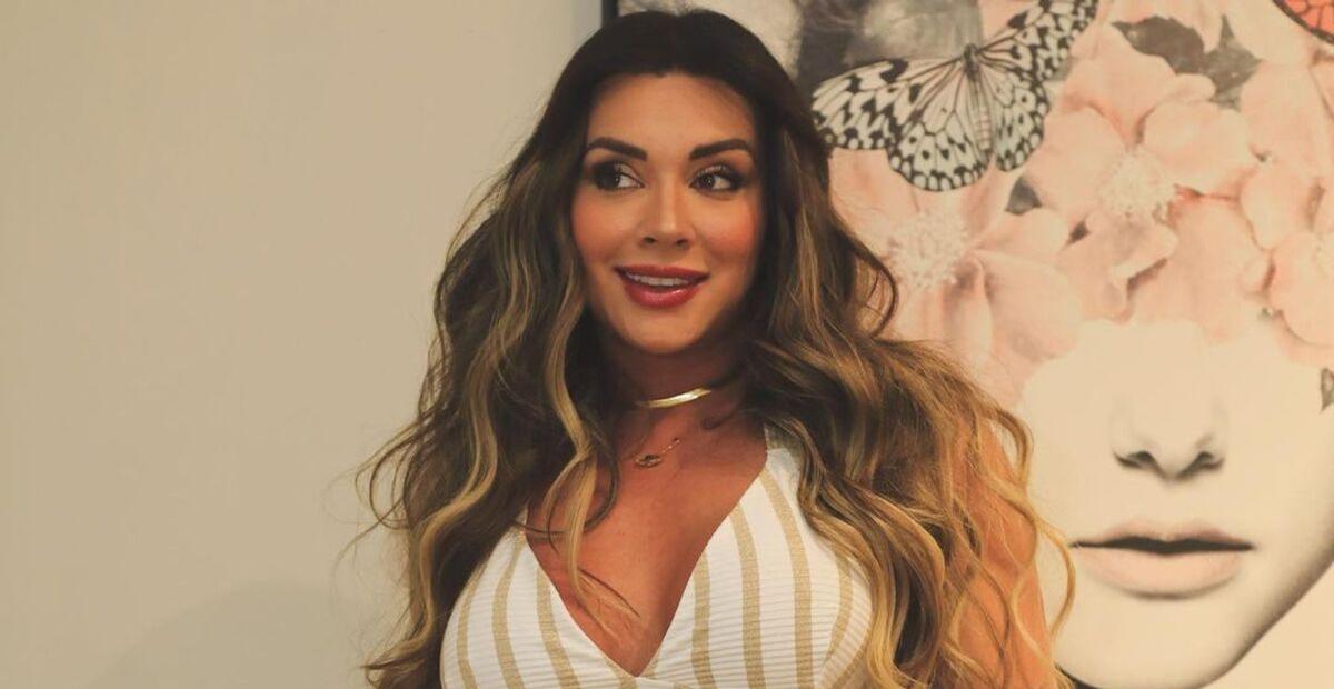 De vestido curtíssimo, Juju Salimeni ostenta pernão definido: ”Maravilhosa”