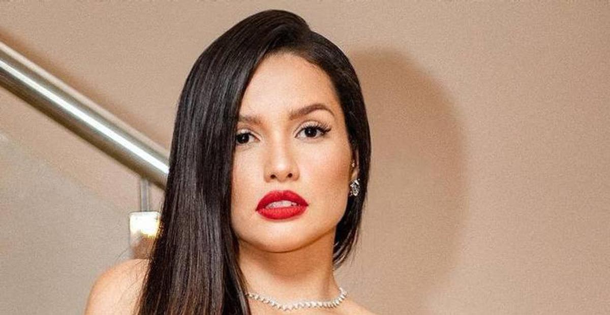 Estilosa, Juliette Freire deixa barriga à mostra e chama atenção em aeroporto no Rio